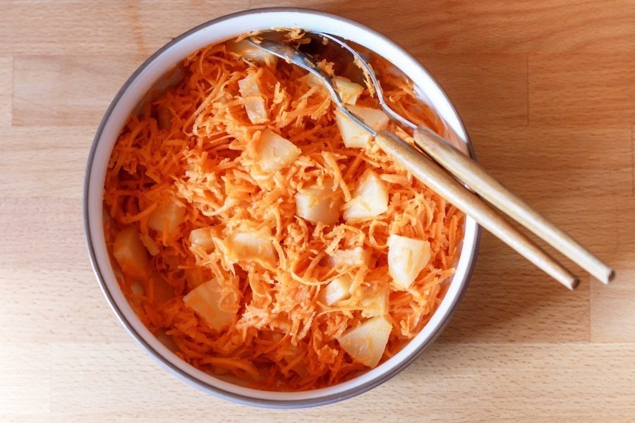 Karottensalat einmal ganz anders: Dieses Rezept kommt gut auf Partys an und passt besonders gut zur wärmeren Jahreszeit, schmeckt super lecker und hat wenig Kalorien.