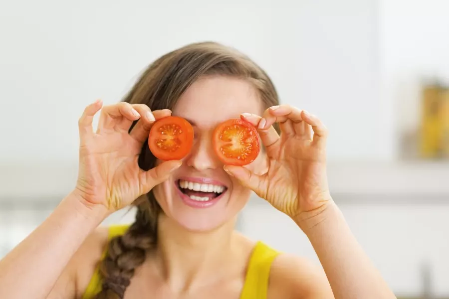 Tomaten auf den Augen sorgen nicht nur für einen klaren Blick, sondern mindert auch kleine Fältchen.
