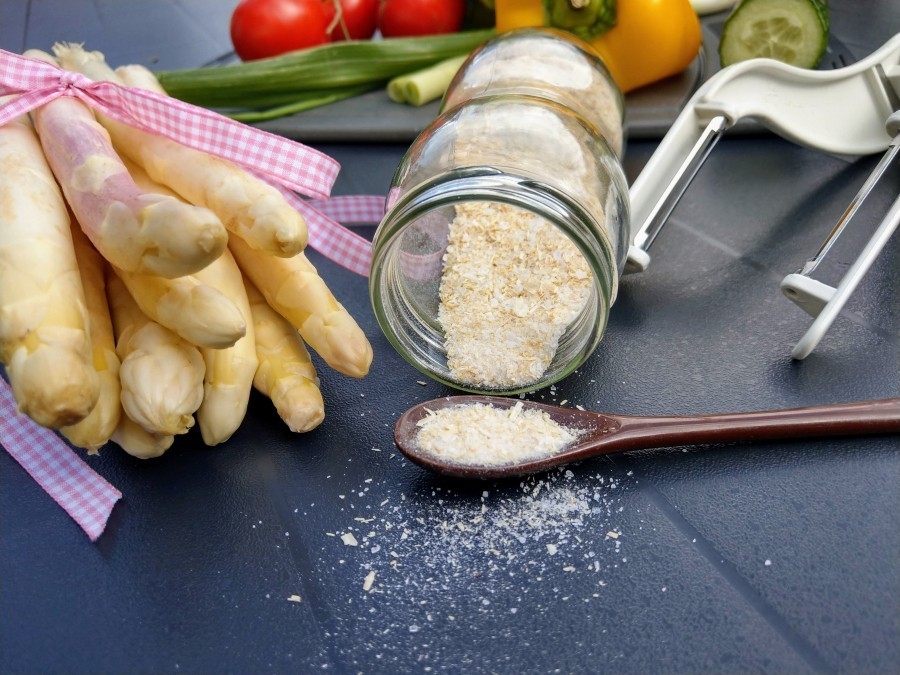 Spargelsalz ist aus zwei Zutaten ganz einfach gemacht. Zu verwenden in ganz vielen Gerichten.