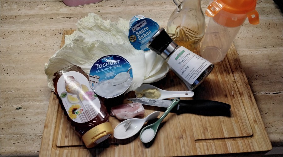 Das sind meine Zutaten für mein Dressing. Griechischer Joghurt ist fast immer die Grundlage.  Gewürze, Kräuter, alles drinnen.