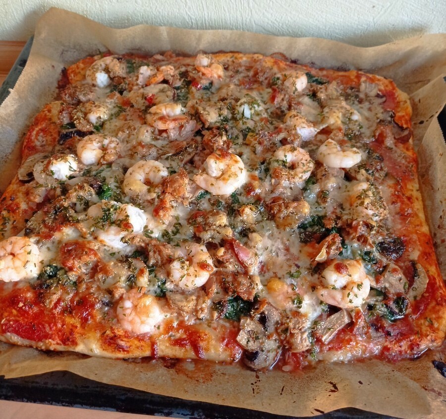 Ist die Pizza nach etwa 15 Minuten fertig gebacken, wird sie in Stücke geschnitten und kann verzehrt werden.