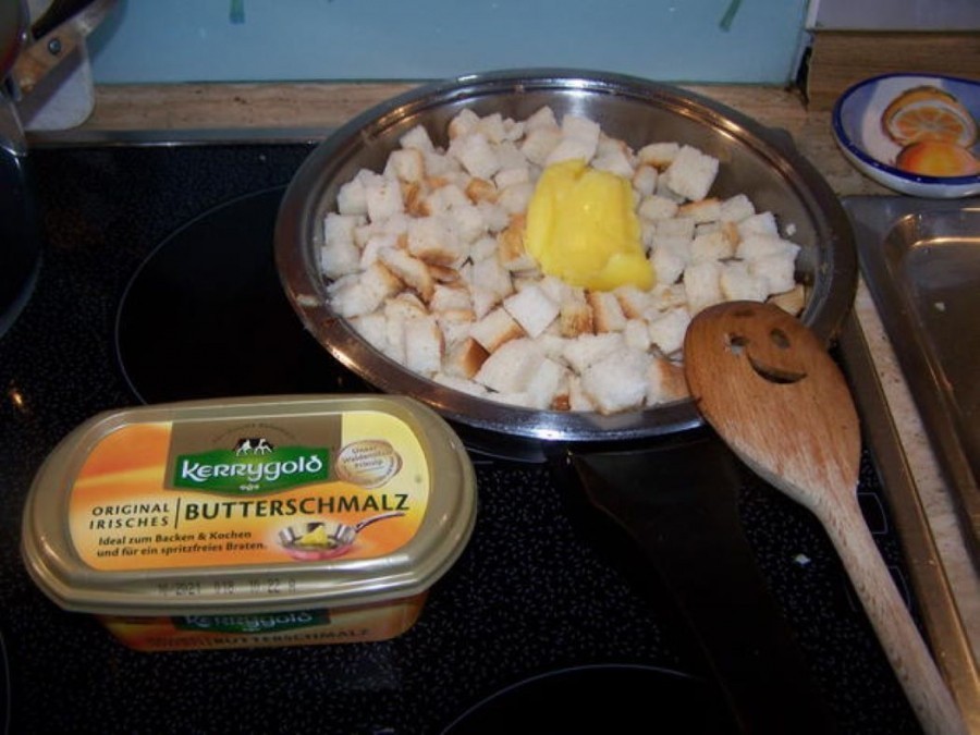 Hier werden in Würfel geschnittene Weißbrotscheiben, mit Butterschmalz knusprig goldgelb angeröstet.