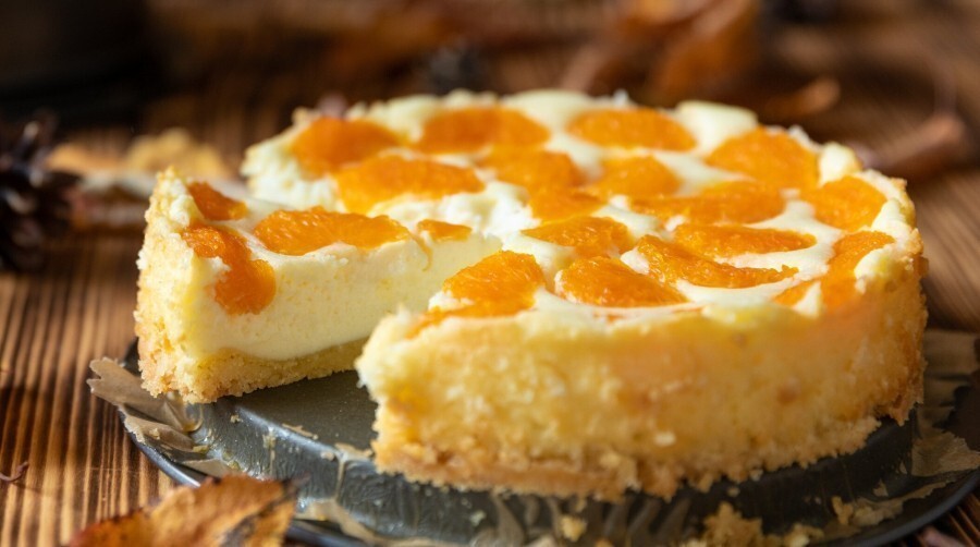 Mandarinen-Schmand-Kuchen schmecken einfach gut! Für diesen Kuchen braucht man keine Backmischung, so einfach und schnell ist er gemacht!