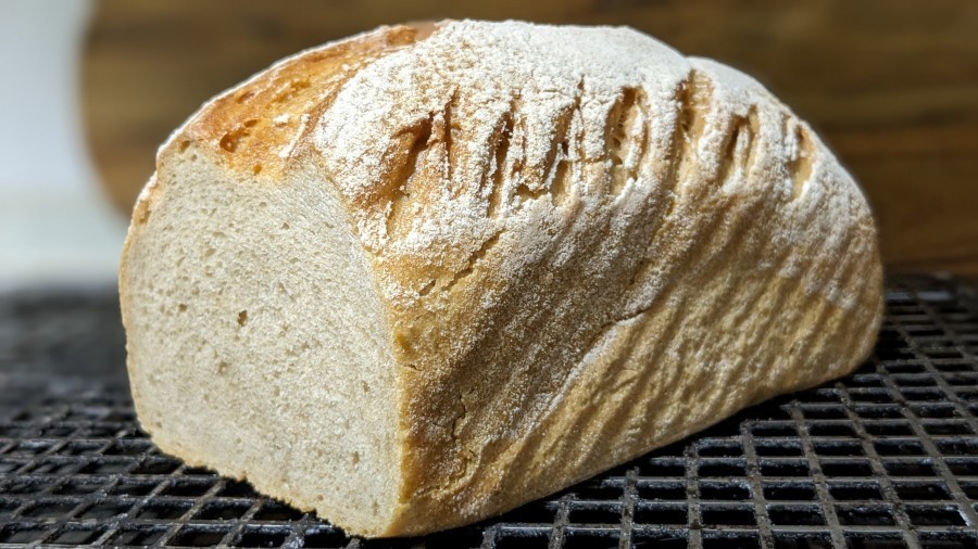 Hier seht ihr mein angeschnittenes Brot, es ist sehr lecker geworden.