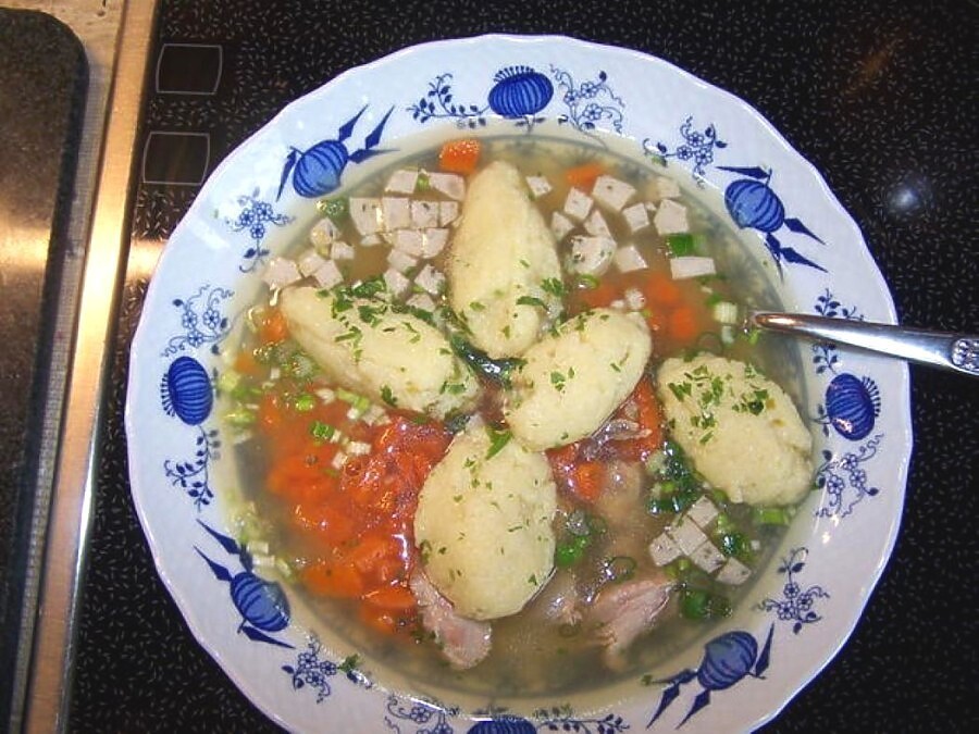 Eine frische Hühnerbrühe mit Grießnockerl-Einlage und frischem Gemüse ist in dieser Jahreszeit ein Genuss.