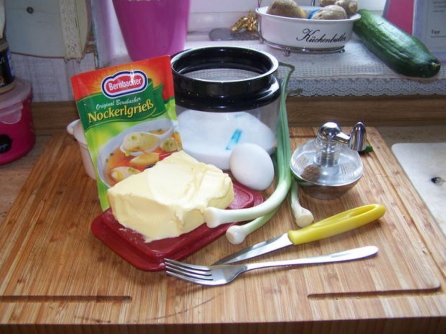 Die Zutaten für die Grießnockerln: gute Butter, Salz, frisch gemahlene Muskatnuss und ein frisches Ei.