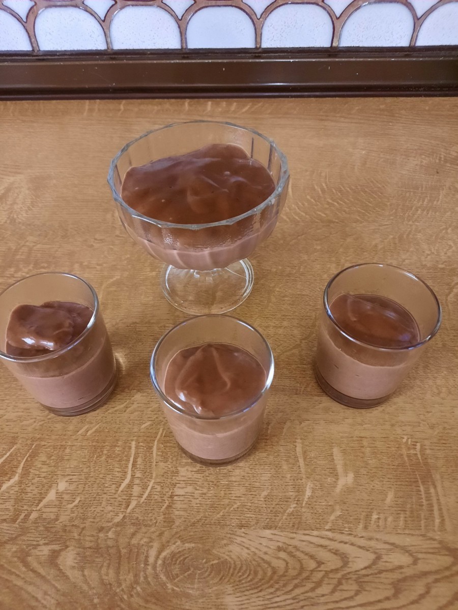 Dann wird der fertige Pudding heiß in die bereitgestellten Gläschen eingefüllt. Danach darf er abkühlen.