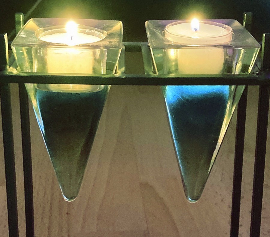 Besonders in Kerzenständern aus Glas wirken die transparenten Teelichte viel eindrucksvoller.