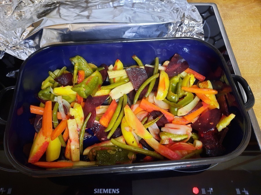 So appetitlich kommt das bunte Gemüse aus dem Backofen und kann gleich, ohne Wartezeit, serviert werden.