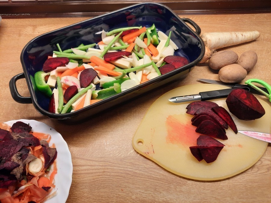 Das Gemüse wird nach dem Säubern geschält und in Spalten geschnitten. Danach kann es in eine Bratform.