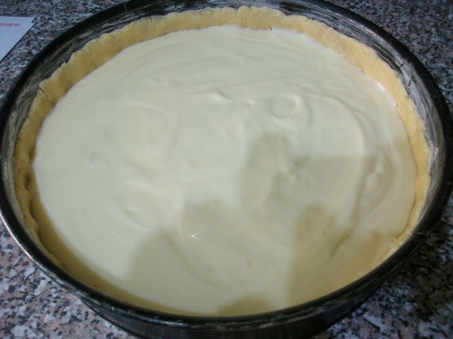 Dann die leckere Crème-Fraîche-Pudding-Masse eingefüllt und ab damit in den Backofen bei ca. 175 Grad für etwa 60 Minuten.
