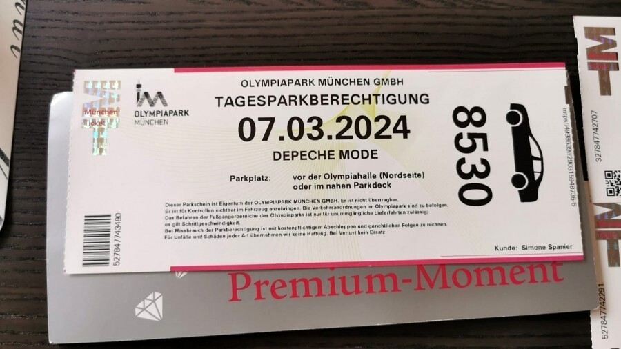 Unsere Premium Tickets Parkplatz vor der Münchener Olympiahalle beim Konzert von Depeche Mode