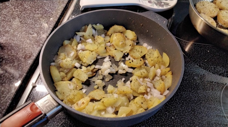 Bratkartoffeln gehen einfach immer. Ob aus rohen Kartoffeln oder gekochten Kartoffeln, egal.