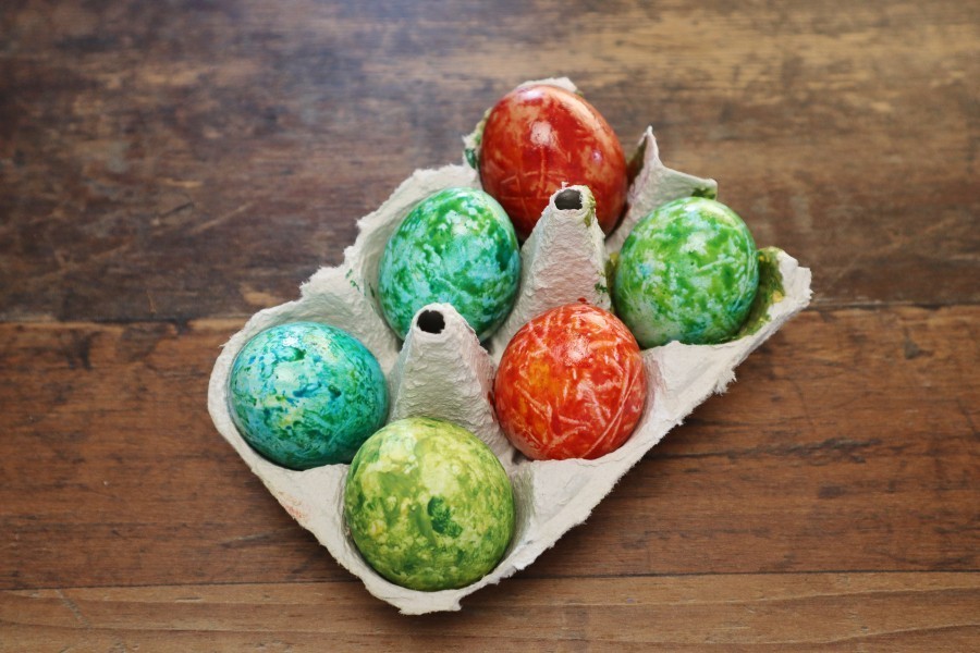 Im Eierkarton kannst du die Eier nach dem Färben gut trocknen lassen. Nimm für das Färben mit Acrylfarben unbedingt ausgeblasene Eier, keine hartgekochten Eier.