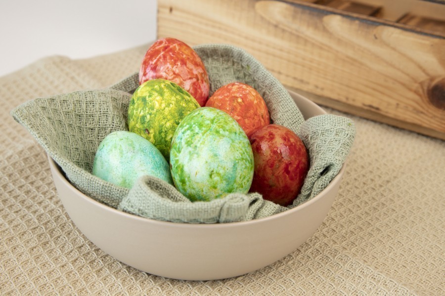 Bunte Eier sieht man an Ostern überall! Doch weißt du auch, warum man Eier färbt? Lotte erklärt es dir.
