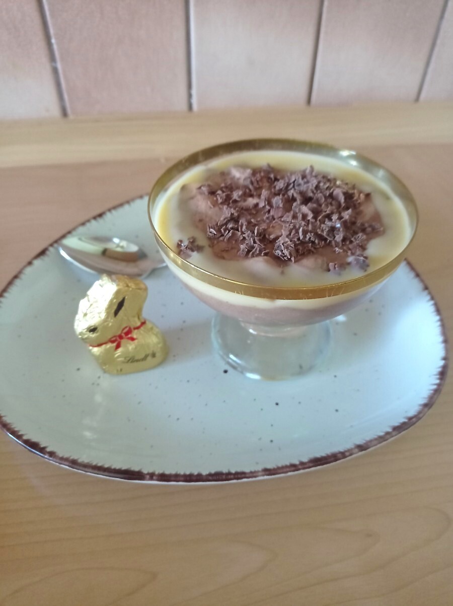 Zum Servieren wird die Mousse noch mit etwas Eierlikör dekoriert und gehobelte Schokolade wird aufgestreut. 