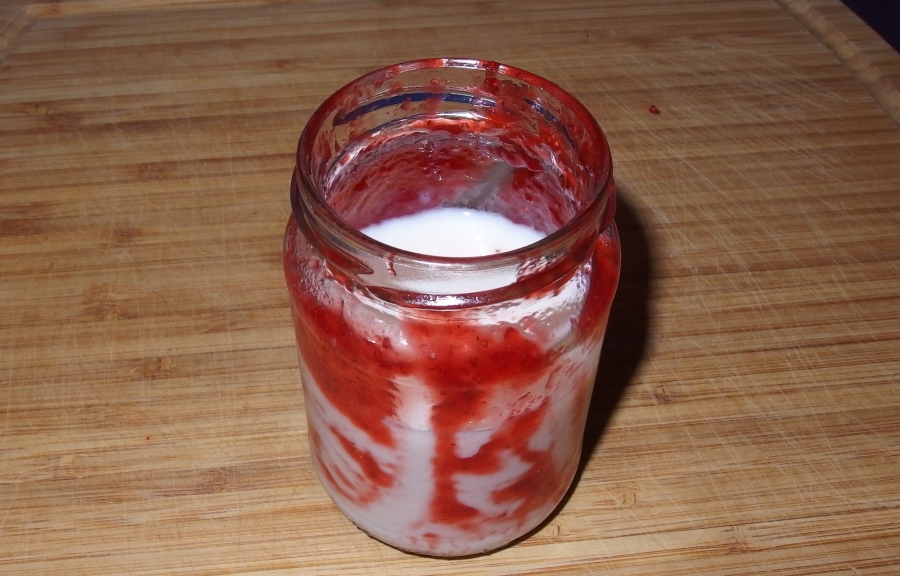 Marmeladenreste lecker verwerten: Marmeladenglas einfach mit Milch oder Joghurt füllen. Verschließen und kräftig schütteln. Fertig.