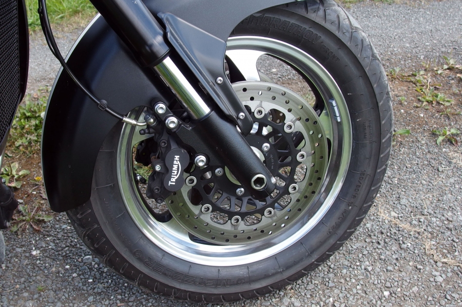 Mit Salatöl kann man Reste von altem Kettenfett von Motorradfelgen entfernen.