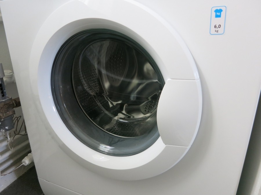 Altes gut gereinigtes Waschmaschinen Bullauge dient als Auflaufform oder Salatschüssel.
