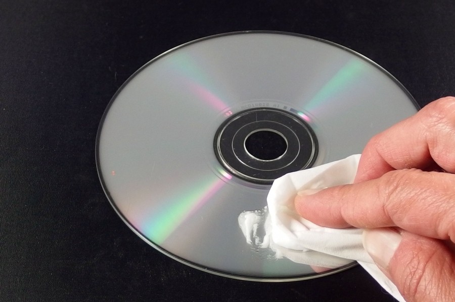 Mit Zahnpasta lässt sich eine verkratze CD wieder "reparieren".