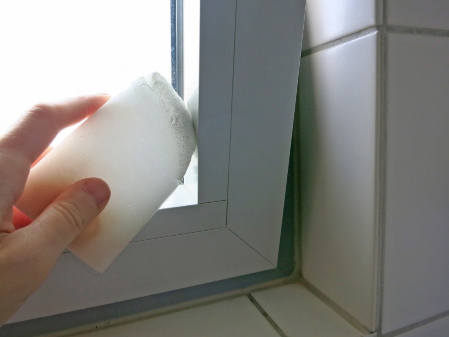 Mit einem Radierschwamm lässt sich Schmutz auf Fensterrahmen schnell beseitigen! Gleich mal ausprobieren!