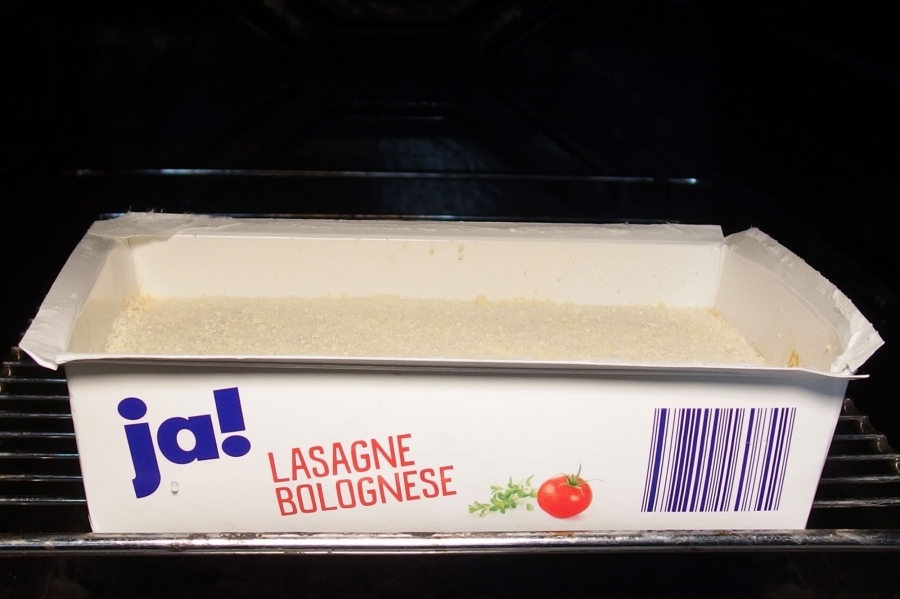 Aufläufe und Lasagne aus dem Kühlfach werden im Ofen gegart, nicht in der Mikrowelle.