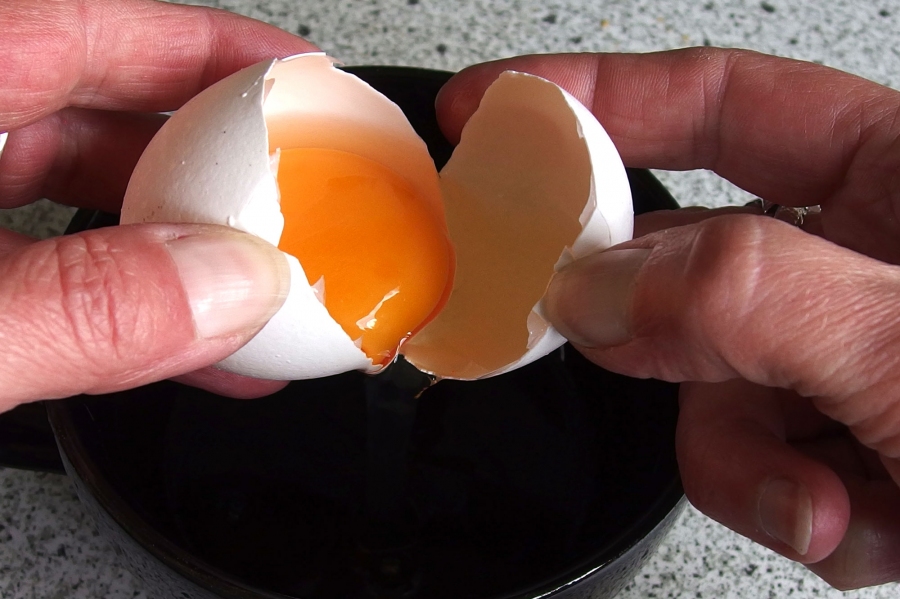Eier trennen ohne Unfall, indem man jedes Eiweiß erst in eine Tasse trennt und nur dann in die Rührschüssel gibt, wenn es wirklich ohne Eigelb ist.
