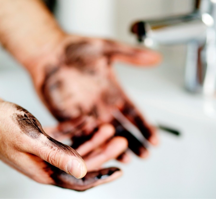 Makeup-Entferner kann auch dabei helfen, ölverschmierte Hände sauber zu bekommen.