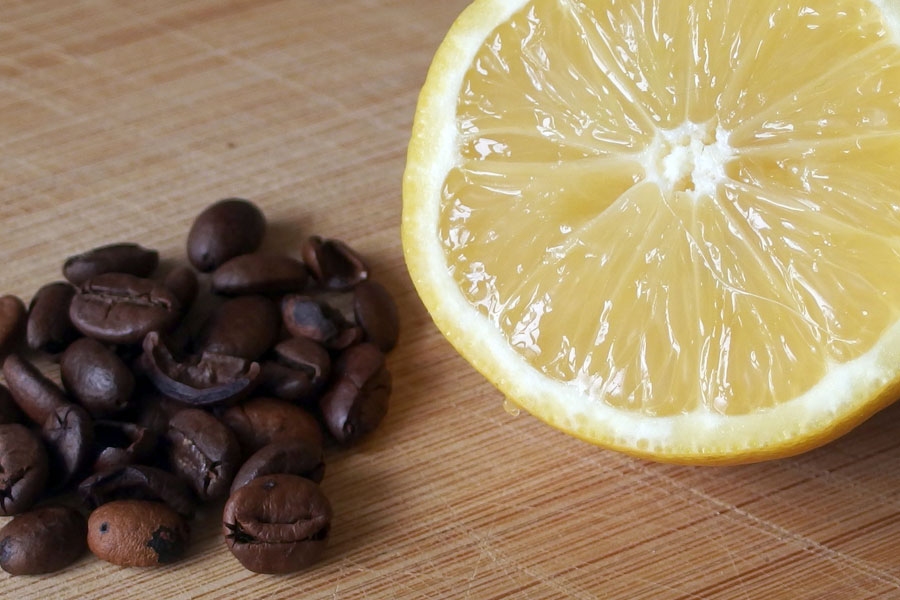 Superstarker Kaffee mit Zitrone gegen Kopfschmerzen.