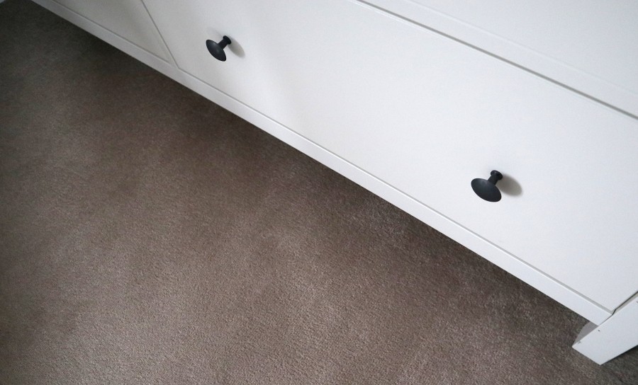 Schränke auf Teppich zu verschieben ist schwer. Mithilfe von Essstäbchen kann es gut gelingen. Probier's aus.