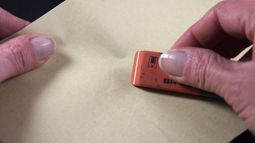 Einen verschmutzten Radiergummi kann man mit Löschpapier säubern.