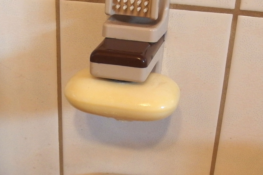 Seife trocken halten mit einem Magnet-Seifenhalter.