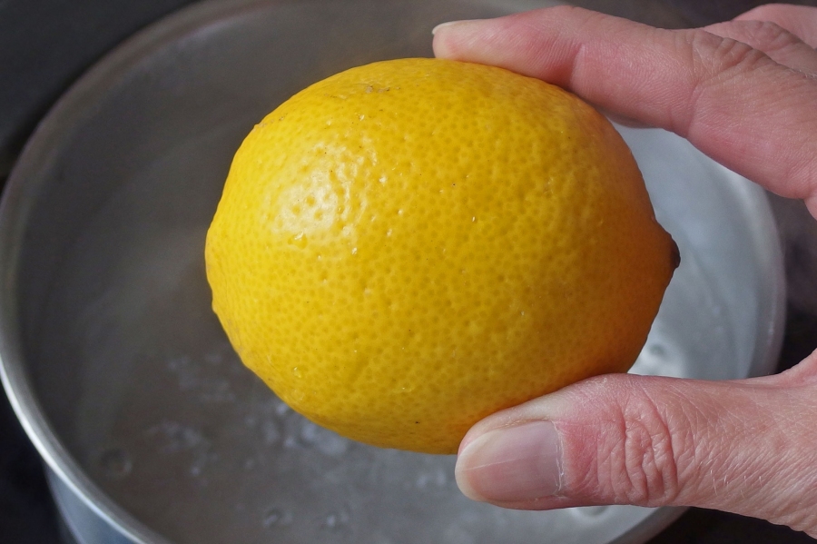 Mit kochendem Wasser kann man eine harte Zitrone weich machen, dann lässt sie sich wunderbar schneiden.