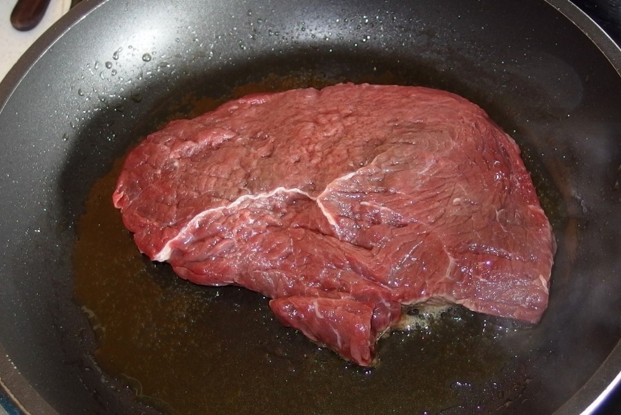 Folgendes sollte man unbedingt beachten, wenn man größere Fleischstücke in der Pfanne braten will, damit sie richtig gut werden.