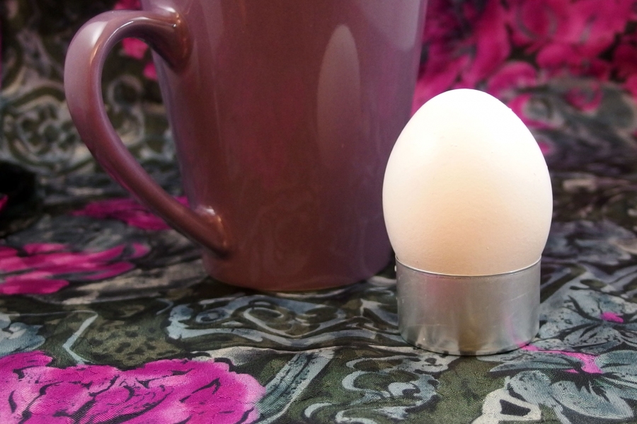 Aluminium-Hüllen von Teelichtern als Eierbecher-Ersatz verwenden.