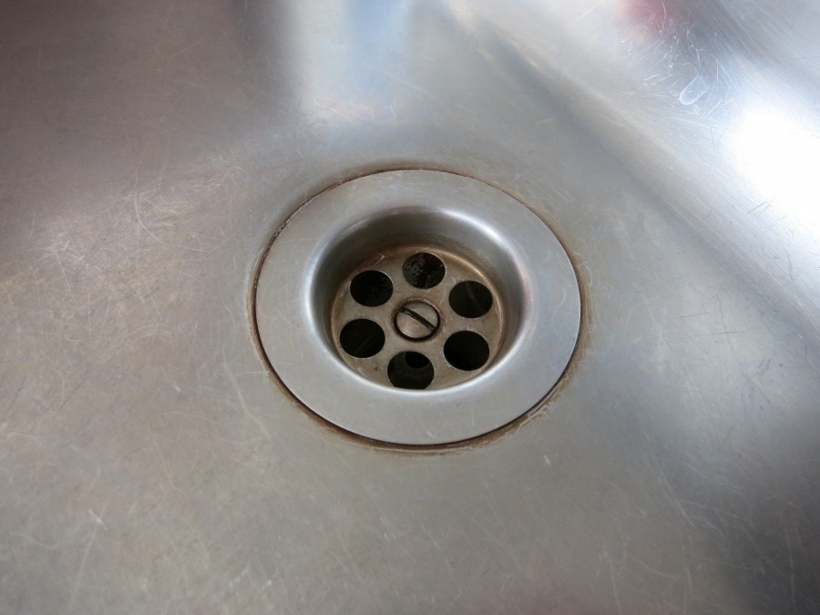 Tee- oder Kaffeeablagerungen im Spülbecken mithilfe von Spülmaschinentab entfernen. Das Becken glänzt danach wie neu!