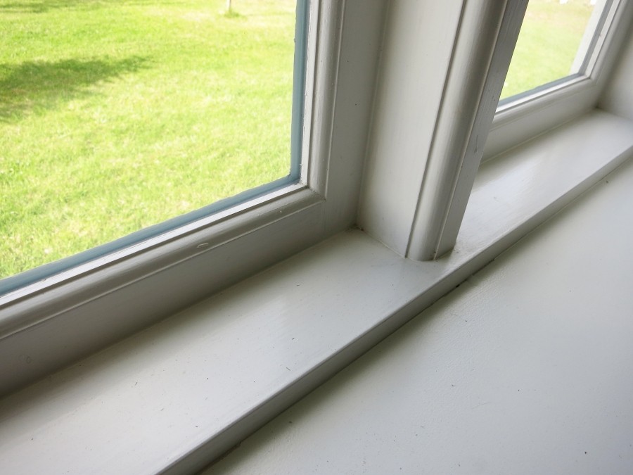 Lästige Klebereste von Insektenschutz an den Fensterrahmen, mit Mellerud erfolgreich entfernen.