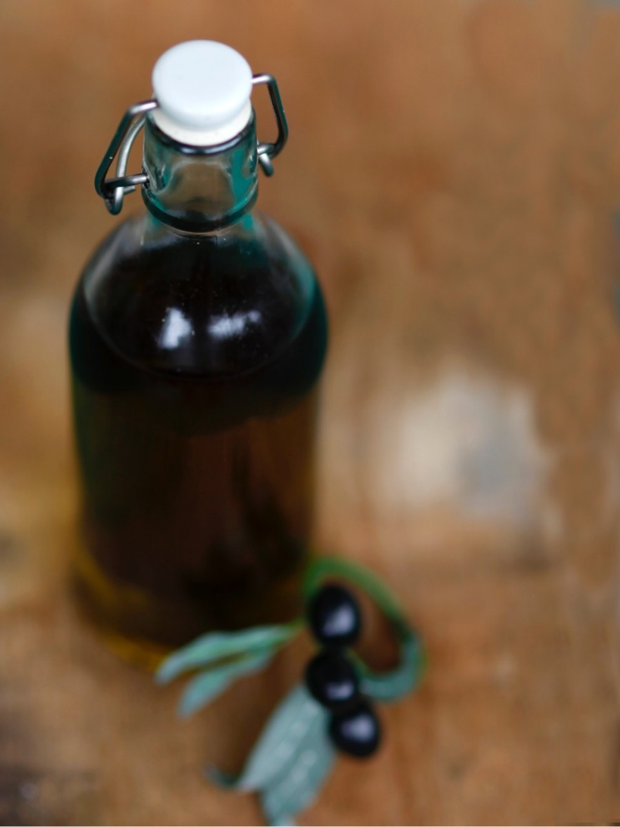 Das beste Hausmittel gegen Sodbrennen: Täglich einen Esslöffel Olivenöl zu sich nehmen. Auch Calcuimcarbonat Tabletten können helfen.
