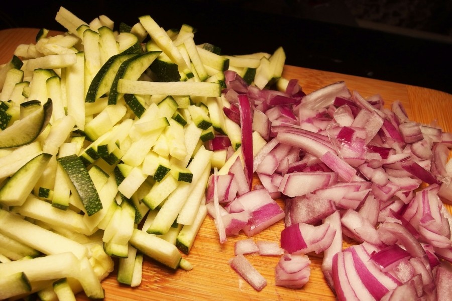 Zucchini und Zwiebeln kleinraspeln, das Ganze in die geräumige Pfanne (mit heißem Öl) und etwas anbraten (bei Belieben noch Knoblauch dazutun)...