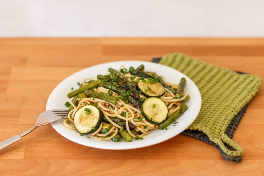 Ein sehr edles Gericht, schnell und einfach zubereitet: Pasta mit grünem Spargel und Zucchini. Koche das Rezept nach, es lohnt sich!