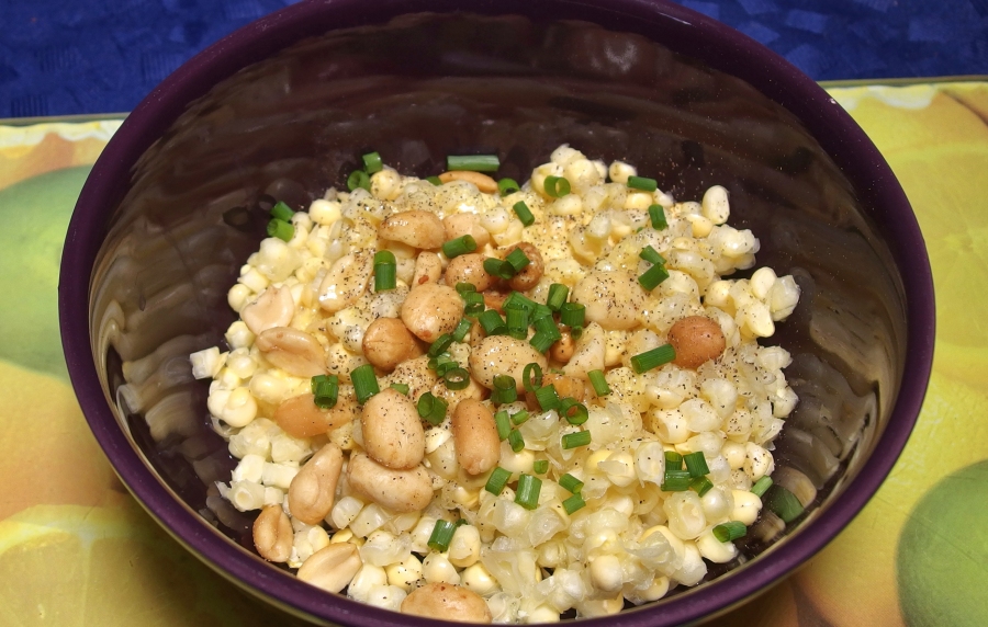 Erdnuss-Mais-Salat. Echt simpel, aber super lecker für Grillabende!