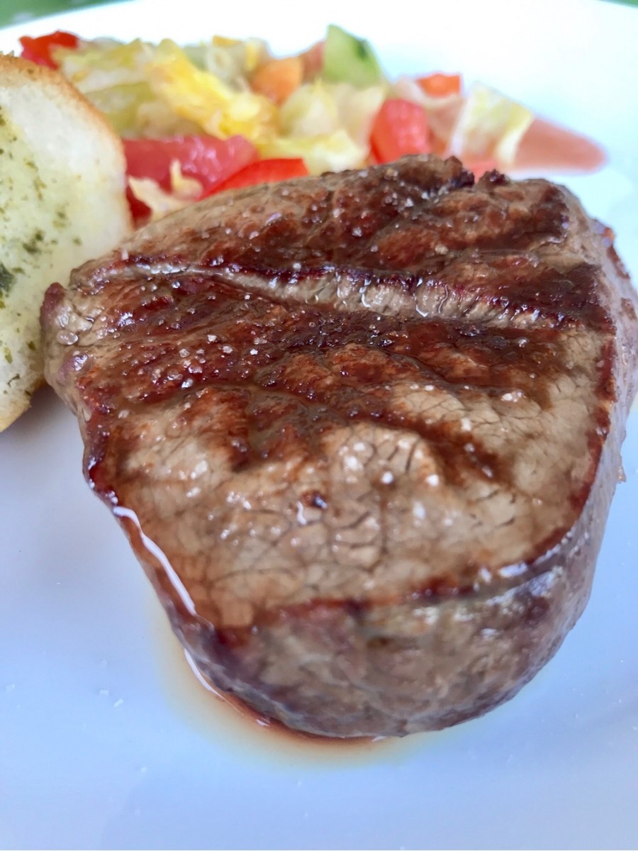 Woran merkt man, ob das Fleisch durch ist? Drück mit dem Finger aufs Steak, fühlt es sich so an als ob du mit dem Finger auf den Daumenballen drückst, ist es genau richtig!