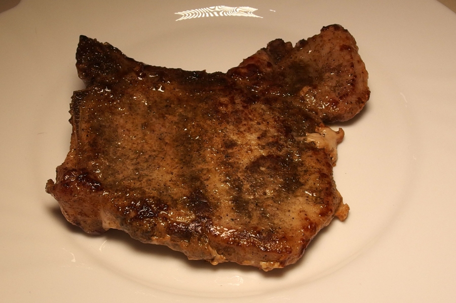Steaks nie mit der Gabel anstechen oder wenden, dadurch läuft der Saft aus und das Steak wird zur Schuhsohle. Lieber eine Grillzange verwenden, dann bleibt's schön saftig!