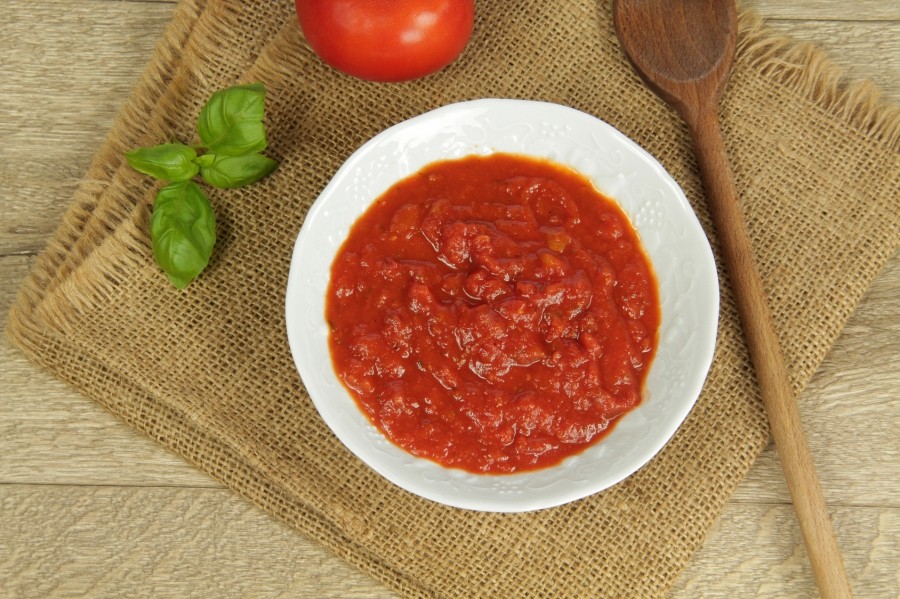 Wenn Ihr mal wieder Lust auf Spaghetthi mit Tomatensoße habt und kein Tomatenmark zur Hand habt, könnt Ihr auch 2-3 Tomaten nehmen diese pürieren oder einfach kochen...
