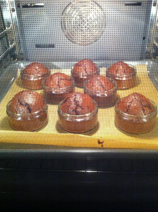 Alternativ kannst du den Teig auch in Muffinförmchen verwenden. So gelingen dir saftige Schokoladenmuffins.