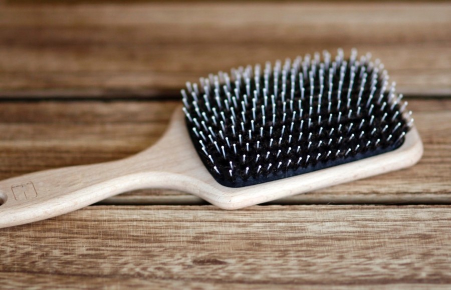 So kann man in weniger als einer Minute alle Fusseln in der Haarbürste entfernen. Manch einer ist seine Schuppen schon losgeworden, indem er seine Bürsten und Kämme regelmäßig geputzt hat.