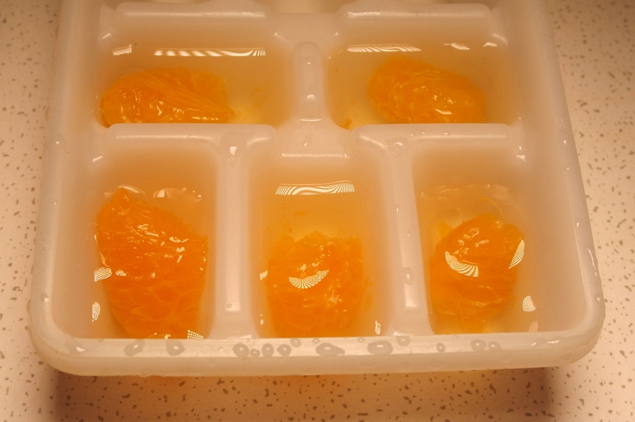 Ganz tolle Eiswürfel aus den unterschiedlichsten Früchten: viel besser als diese ollen durchsichtigen Wasserklumpen.