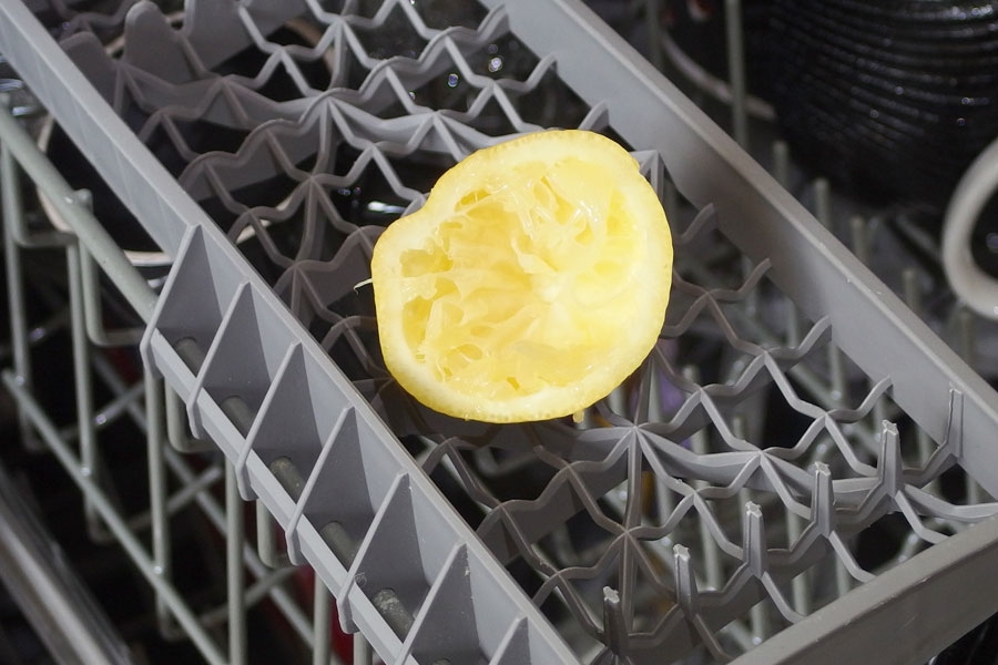 Spülmaschinen-Muff beseitigen mit ausgepresster Zitrone.