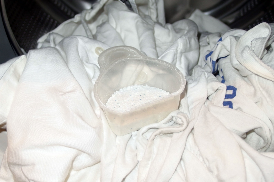 Weiße Wäsche: Anstelle der teuren Spezialwaschmittel reicht hier Gardinenwaschmittel.