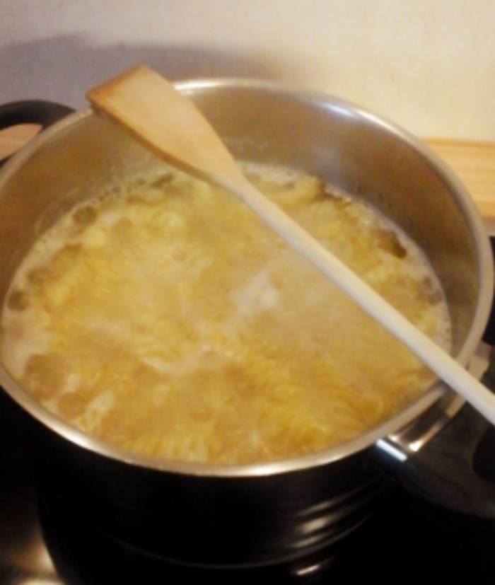 Nie wieder überkochendes Kartoffelwasser: Ihr müsst einfach einen Kochlöffel oder Pfannenwender aus Holz zwischen Topf und Deckel legen.